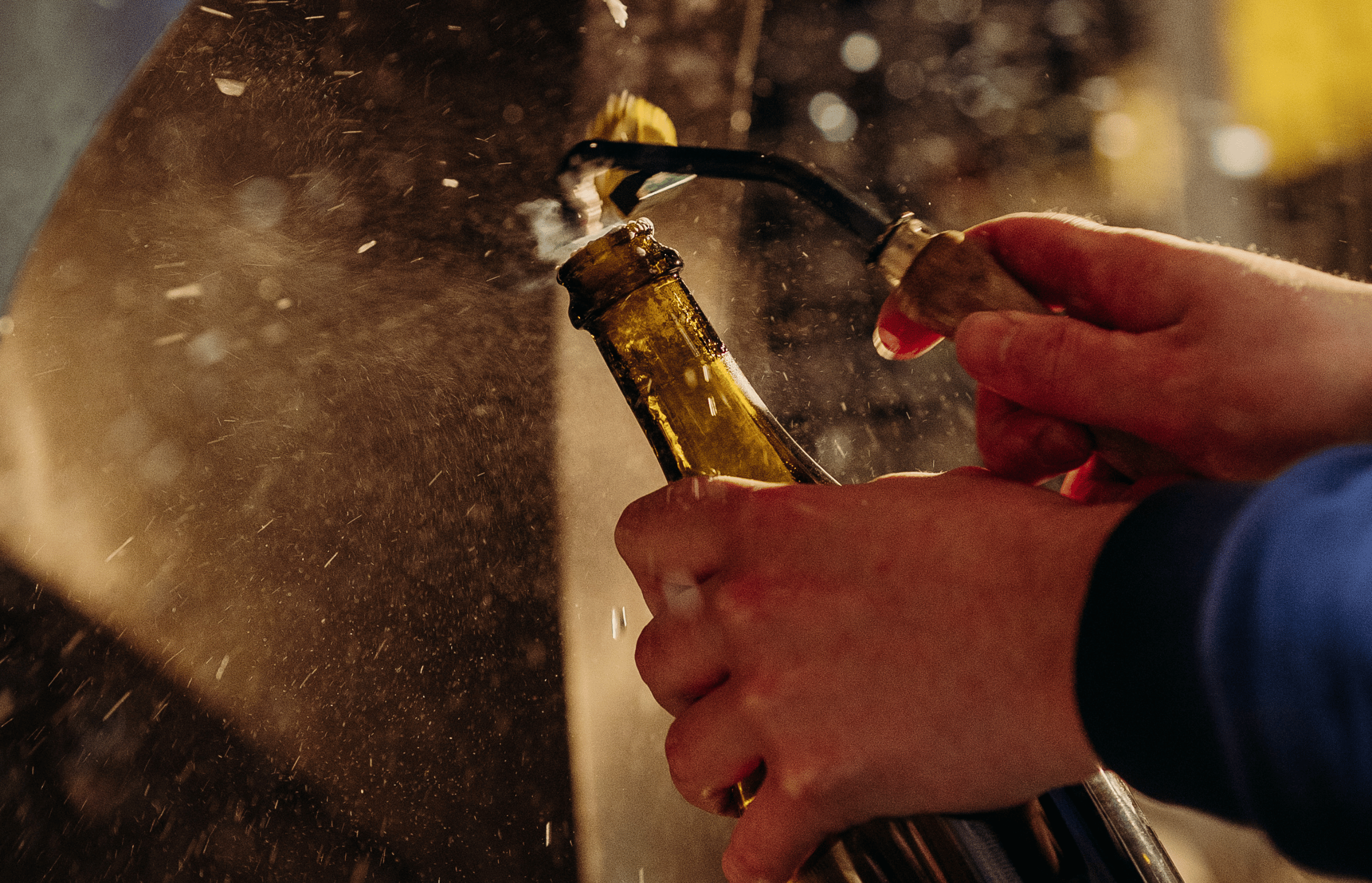 Eine Flasche Sekt die gerade frisch degorgiert wird