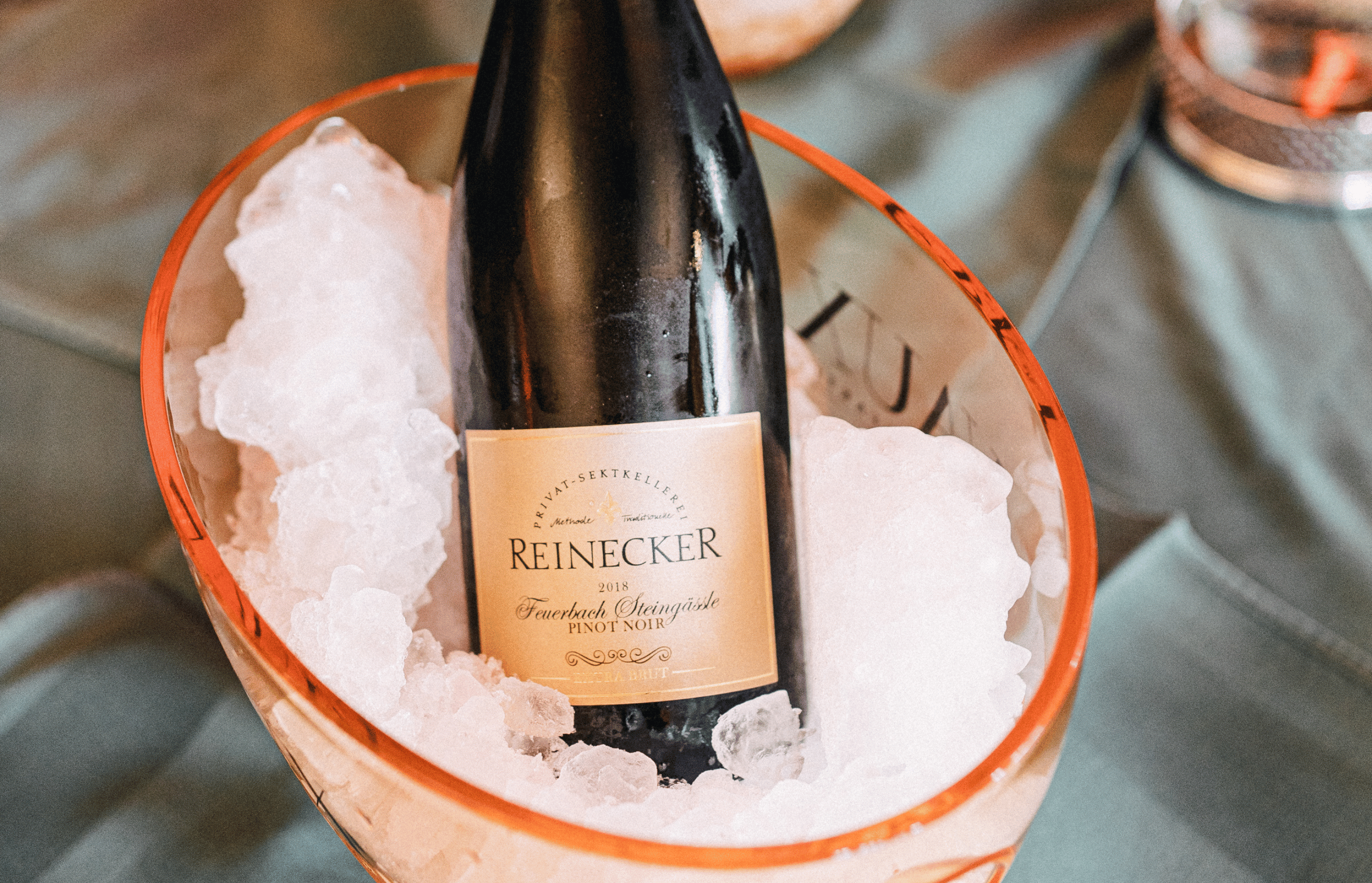 Eine Flasche Reinecker Sekt in einem VAUX Kühler auf Eis
